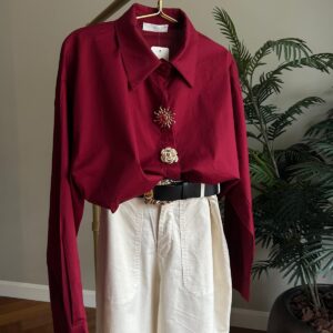 Blouse wijnrood met gouden broches