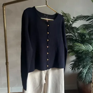 Trui donkerblauw gouden knoop