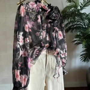 Blouse chiffon met bloempatroon + broche bloem